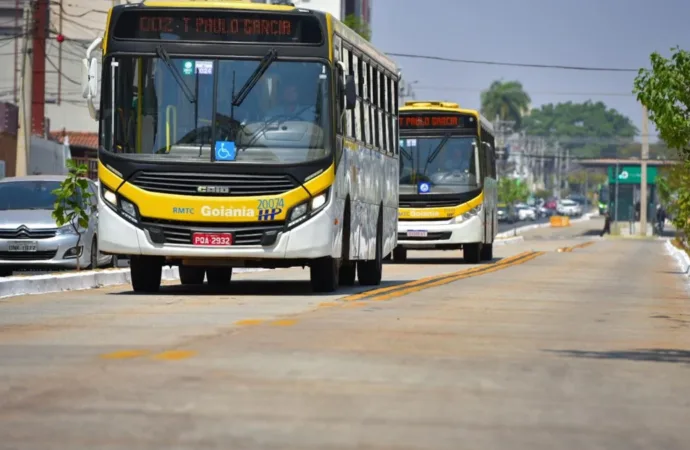 Motorista protestam no Terminal Vera Cruz anunciando greve