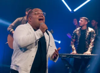 Cantor Gospel Douglas Borges Grava DVD Ao Vivo em Goiânia com Participações Especiais