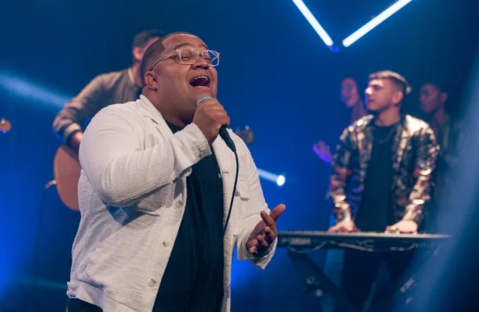 Cantor Gospel Douglas Borges Grava DVD Ao Vivo em Goiânia com Participações Especiais