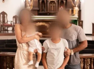 Adolescente mata pais e irmão de 3 anos após ser proibido de viajar para ver a namorada virtual