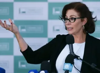 Carla Zambelli deixa o Brasil após condenação no STF, mas nega fuga