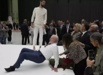Lula tenta imitar movimento de acrobata ao lado de Macron em Paris