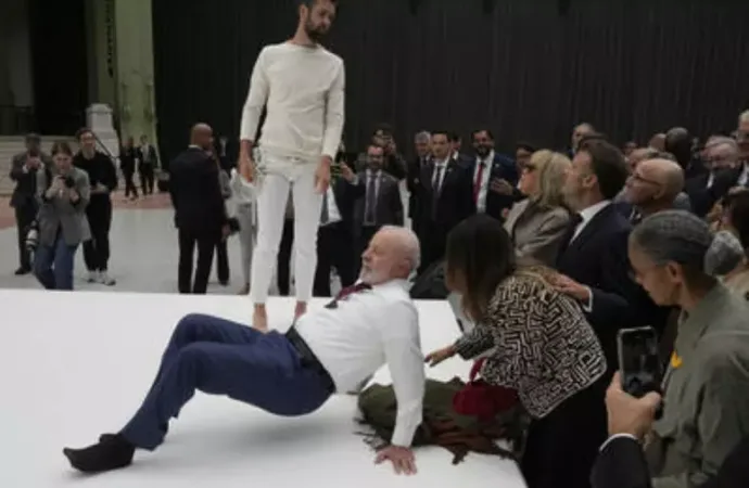 Lula tenta imitar movimento de acrobata ao lado de Macron em Paris