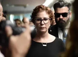 Carla Zambelli entra na lista de foragidos da Interpol