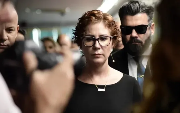 Carla Zambelli entra na lista de foragidos da Interpol