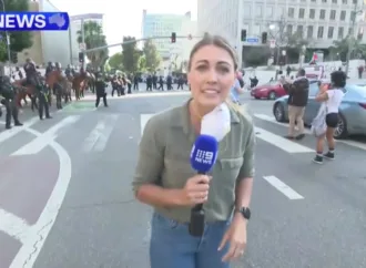 Repórter é atingida por bala de borracha durante cobertura ao vivo de protestos em Los Angeles