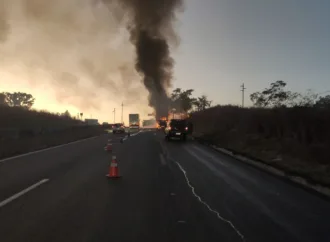 Ônibus pega fogo durante ultrapassagem em Goiás; vídeo