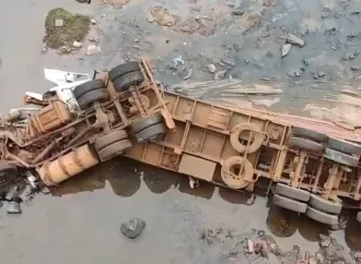 Caminhão cai de ponte e mata motorista em Goiás; vídeo