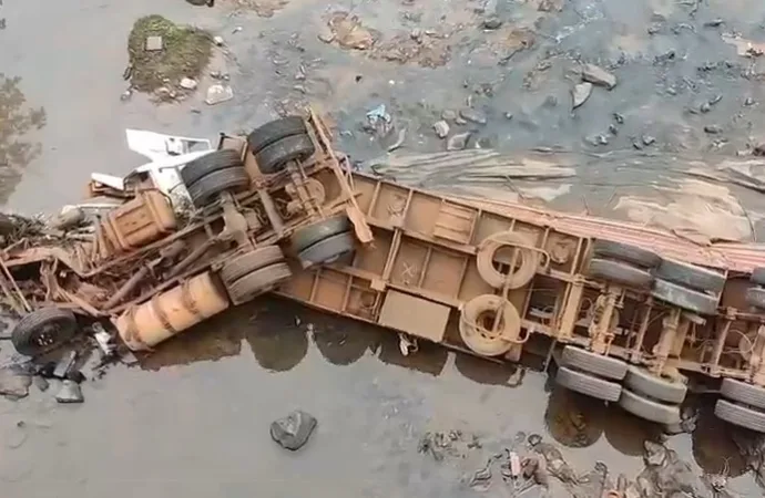 Caminhão cai de ponte e mata motorista em Goiás; vídeo