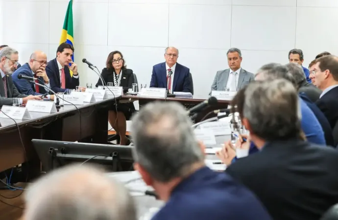 Governo busca negociação com EUA e pede apoio de empresários