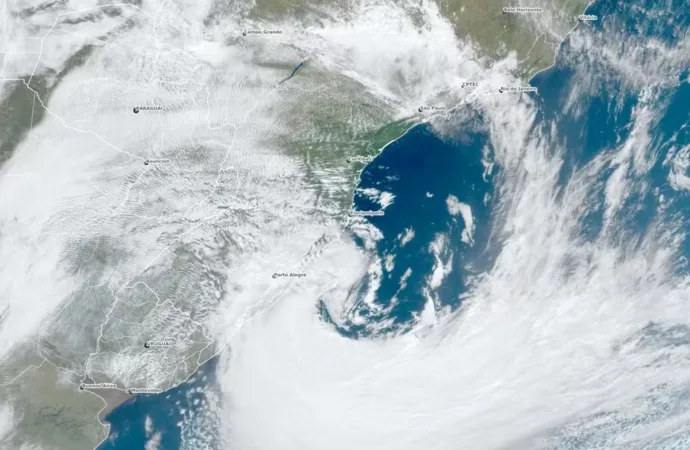 Ciclone agita mar, desaba temperatura e provoca neve e geada no Brasil