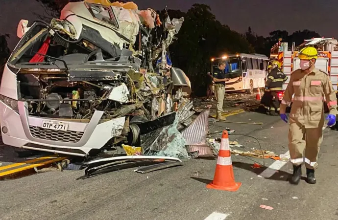 Batida entre ônibus, carreta e micro-ônibus deixa cinco mortos em Porangatu; vídeo