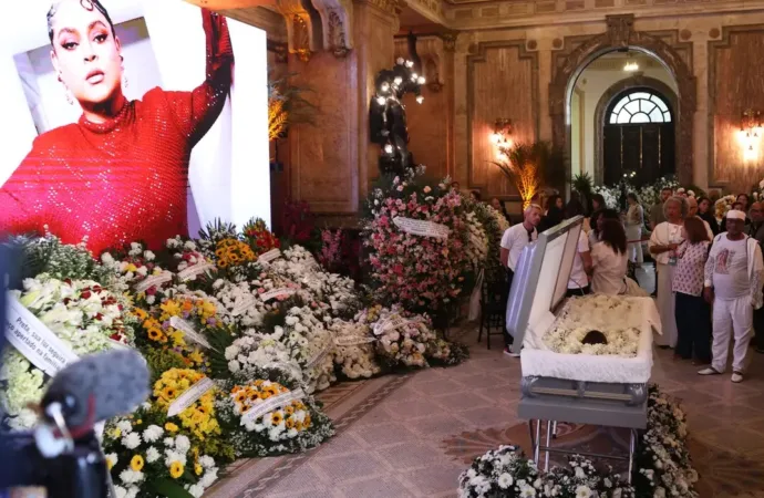 Velório de Preta Gil reúne centenas de pessoas no Rio; veja fotos