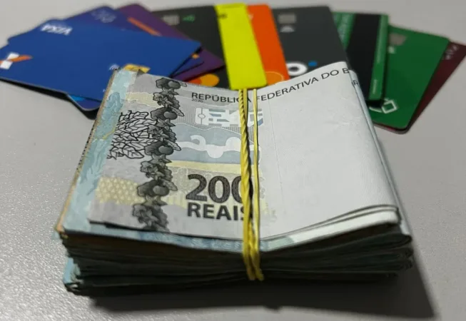 Polícia sequestra R$ 1 milhão e prende suspeitos de aplicar golpes com carros de luxo em Goiás