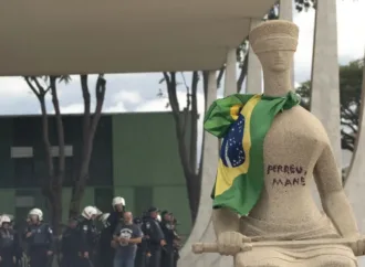 Moraes mantém condenação de mulher que pichou estátua no 8 de janeiro