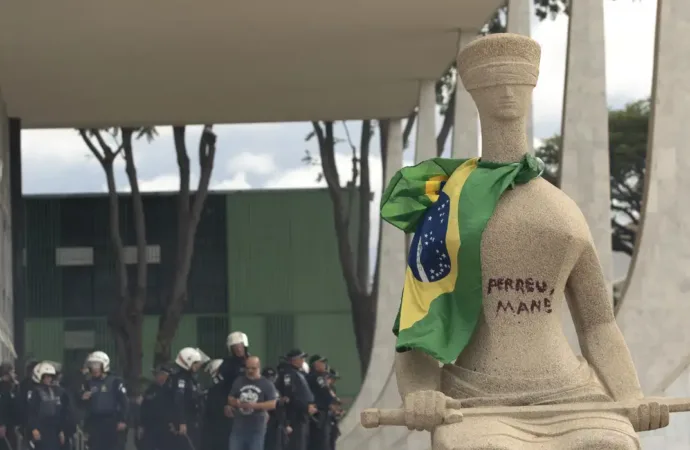 Moraes mantém condenação de mulher que pichou estátua no 8 de janeiro