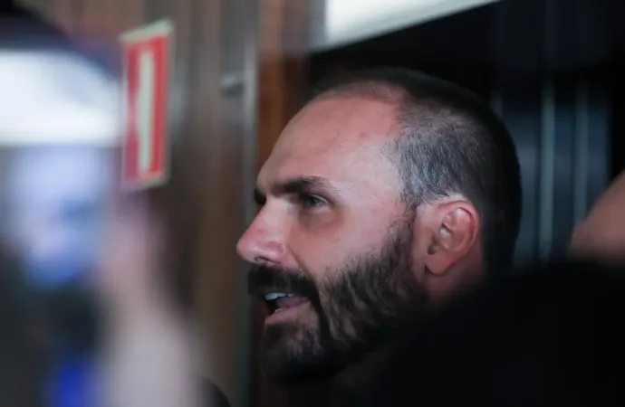 Motta envia pedido para cassar Eduardo Bolsonaro ao Conselho de Ética