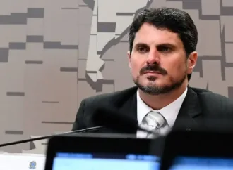 Senador Marcos do Val é levado para colocar tornozeleira eletrônica