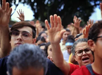 Em Anápolis, Caiado e Gracinha prestigiam Marcha Para Jesus 2025